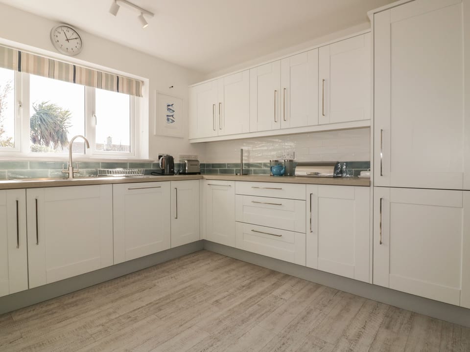 Cottage | Private kitchen | Fridge, dishwasher, cookware/dishes/utensils