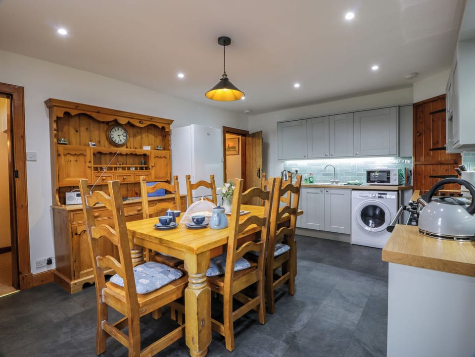 Cottage | Private kitchen | Microwave, stovetop, dishwasher, electric kettle