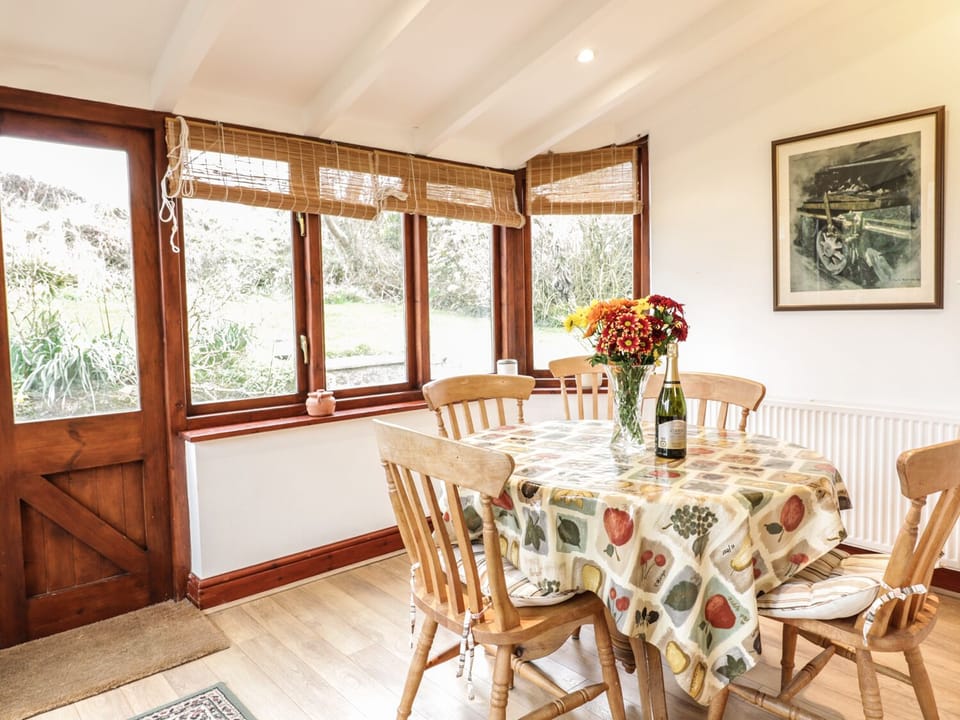 Cottage | Private kitchen | Microwave, stovetop, dishwasher, electric kettle