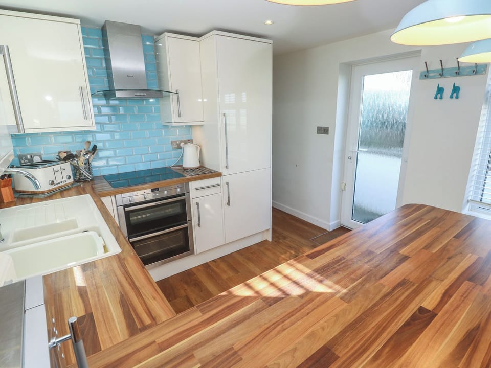 Cottage | Private kitchen | Dishwasher, cookware/dishes/utensils