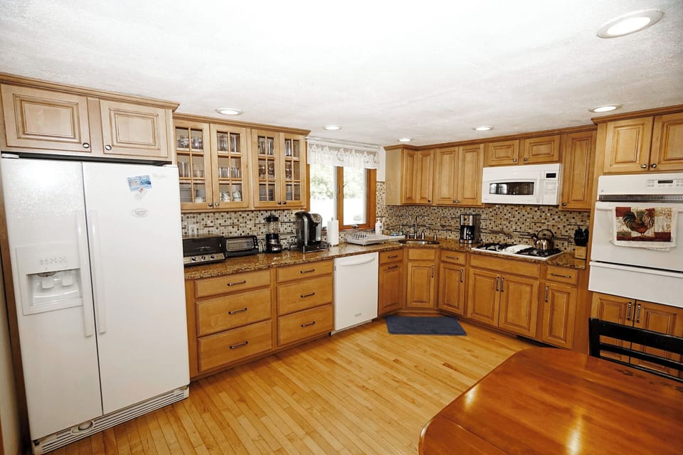 Brand new, fully equipped kitchen.