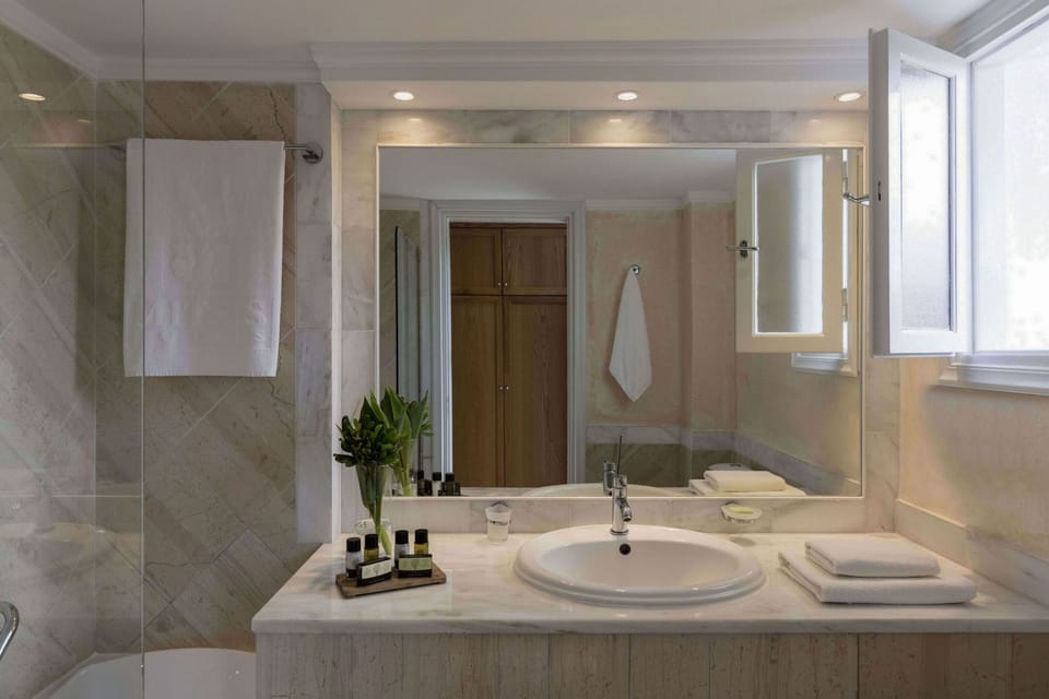 Family Room, Pool View | Minibar, in-room safe, desk, soundproofing
