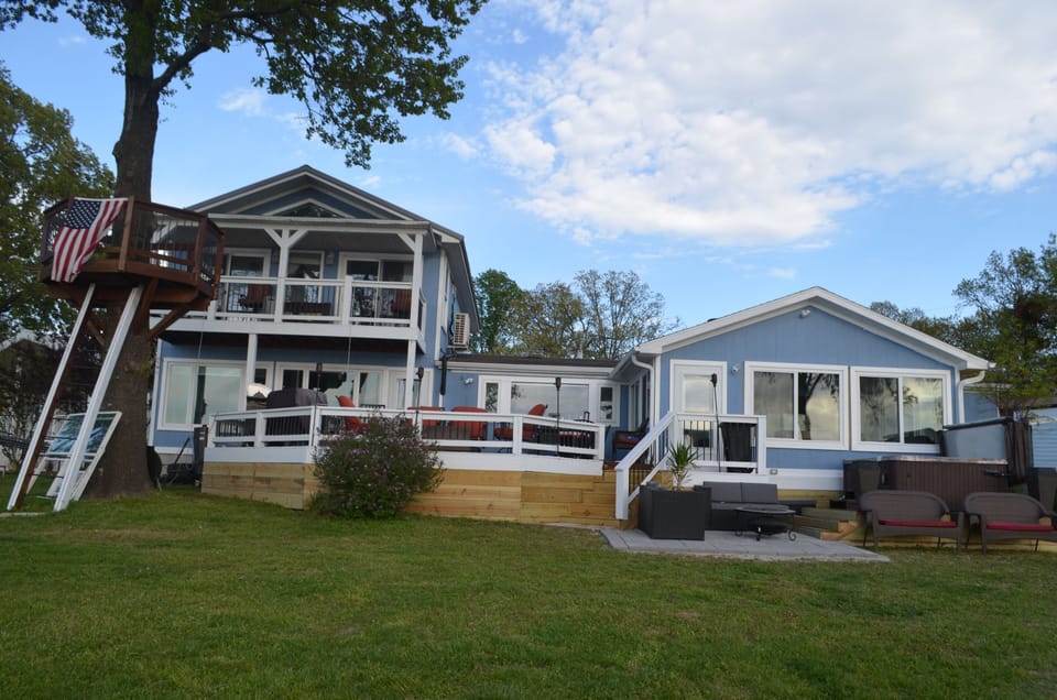 Amazing lakefront house with lots of outdoor space, hot tub, 3 living rooms.