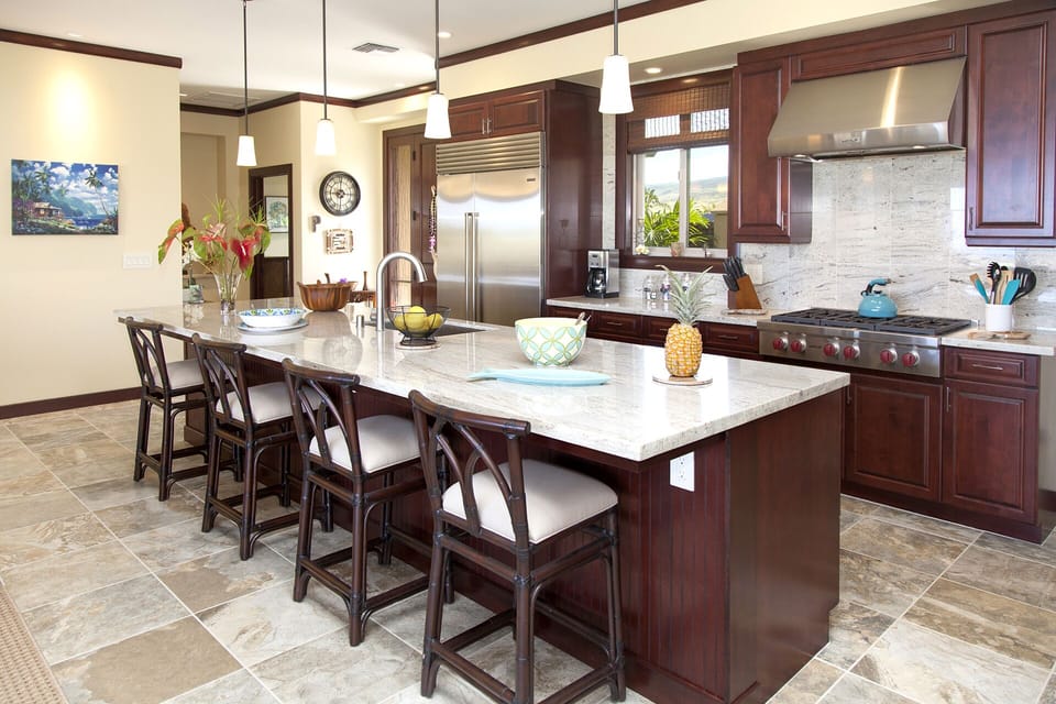 Casual dining & kitchen area