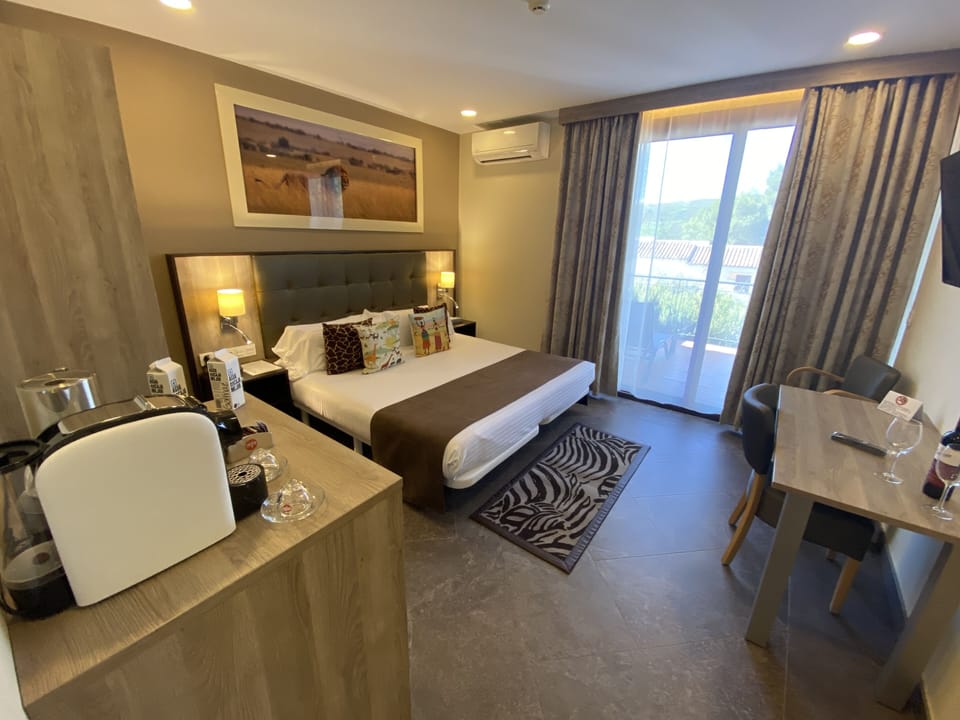 Premium Double Room, Terrace | Egyptian cotton sheets, premium bedding, minibar, in-room safe