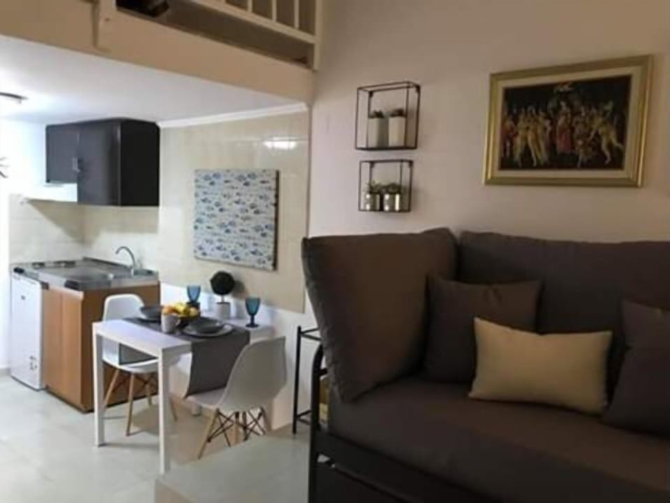Comfort Room, 1 Bedroom | Private kitchenette | Coffee/tea maker, electric kettle, cookware/dishes/utensils
