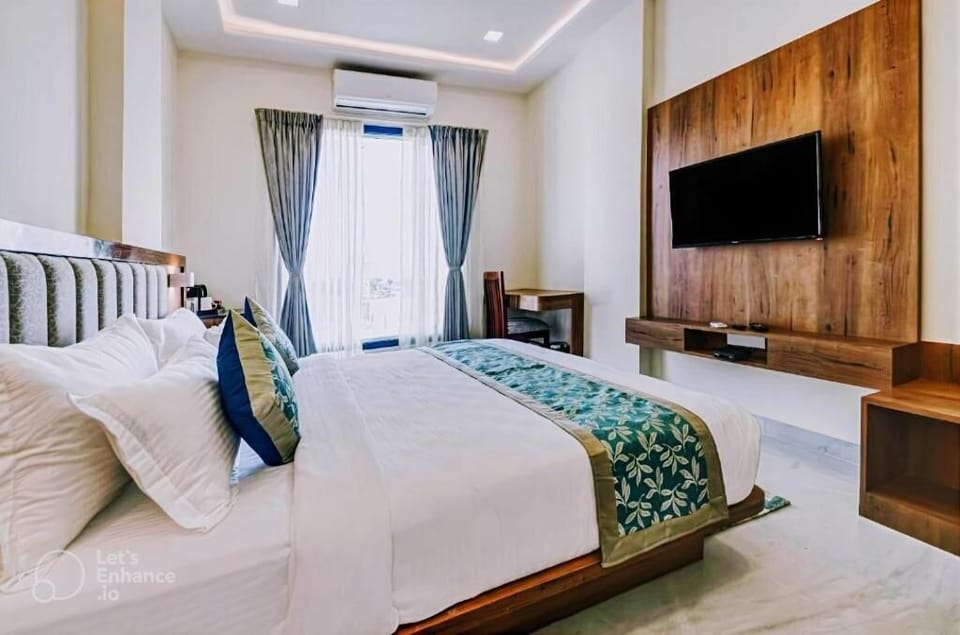 Deluxe Room, 1 Double Bed, Non Smoking | Egyptian cotton sheets, premium bedding, down comforters, pillowtop beds