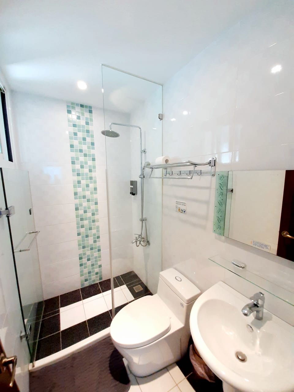 Comfort Double Room, 1 Bedroom, Non Smoking, Mountain View | Bathroom | Shower, free toiletries, hair dryer, slippers