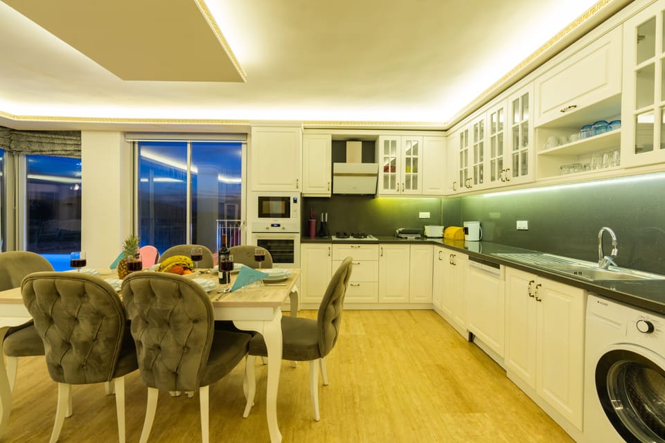 Deluxe Villa | Private kitchen | Fridge, electric kettle, toaster, cookware/dishes/utensils
