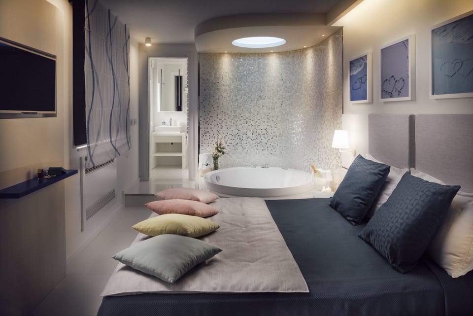 Deluxe Double with Bath | Premium bedding, down comforters, minibar, in-room safe
