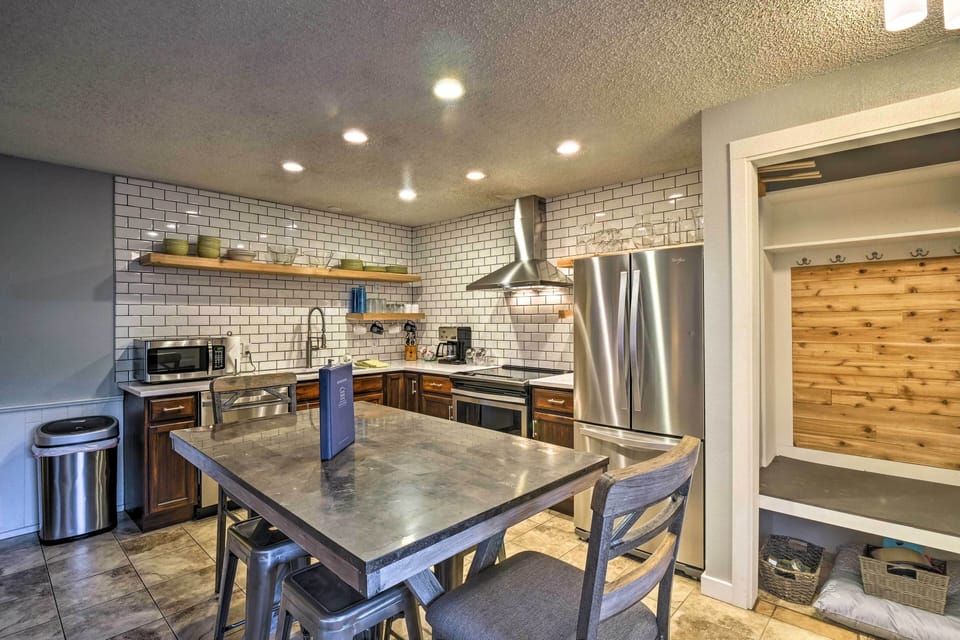 The dining area offers seating for 6.