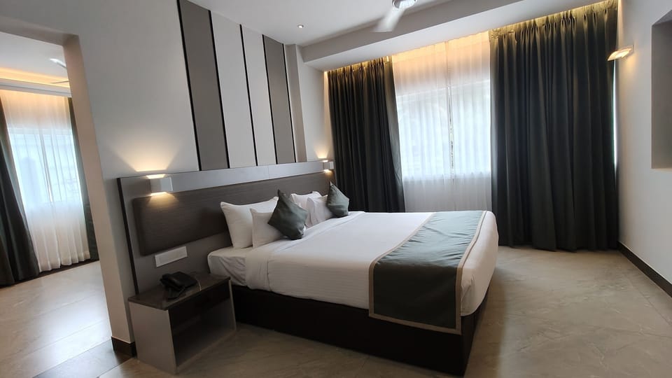 Executive Suite | Premium bedding, minibar, in-room safe, desk