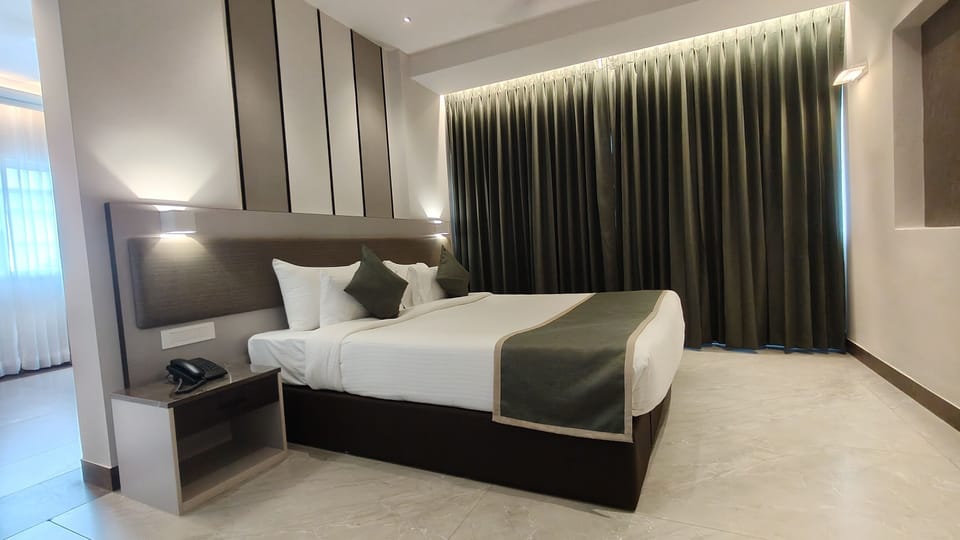 Executive Suite | Premium bedding, minibar, in-room safe, desk