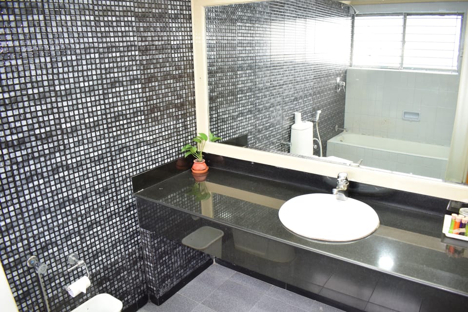 Suite, 1 King Bed | Bathroom | Shower, free toiletries, hair dryer (on request), towels