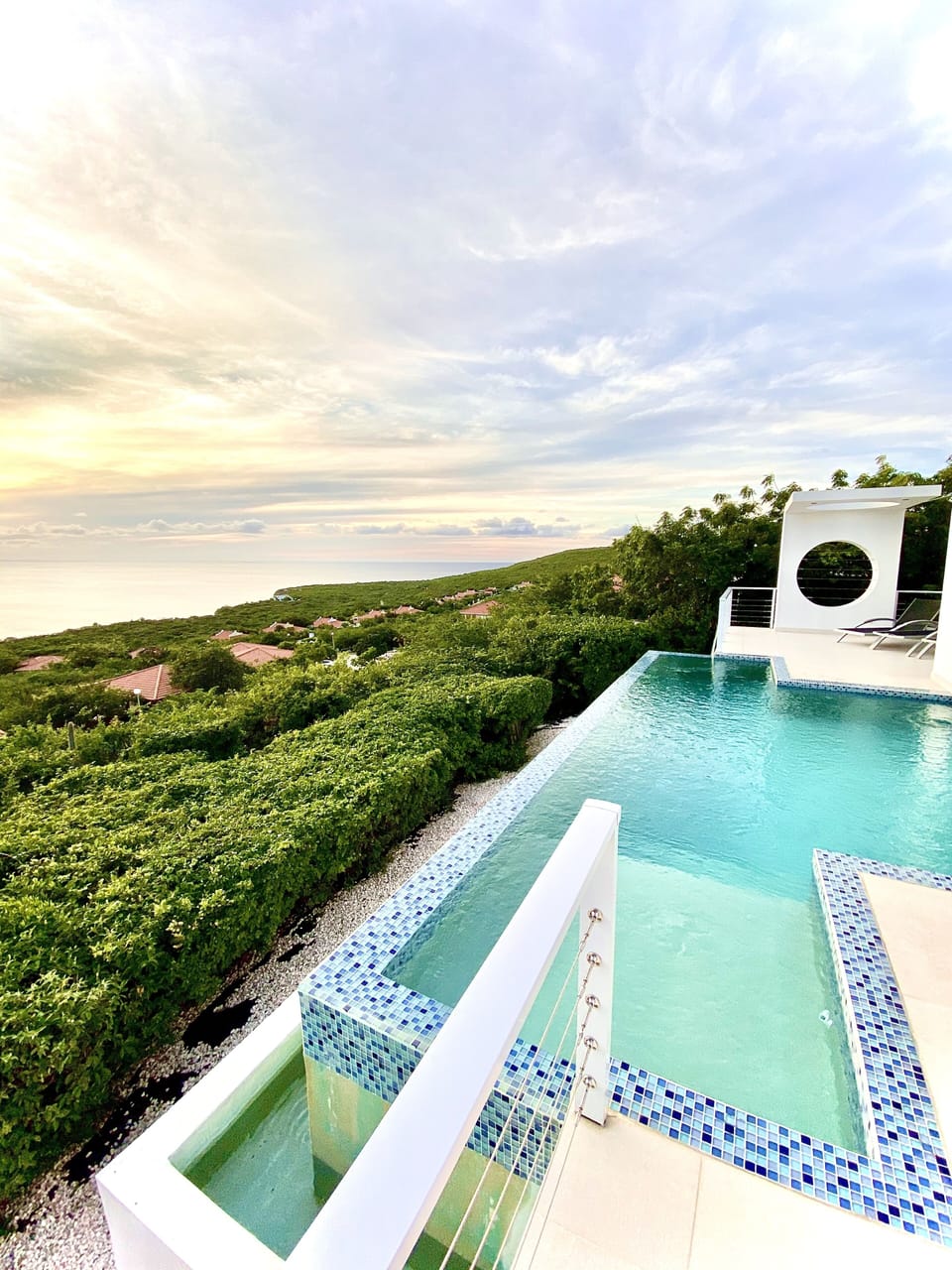Infinity edge, ocean, sky, where else would you rather be!
Oceanvillas Curacao!