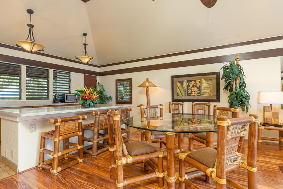 Large dining table & open kitchen