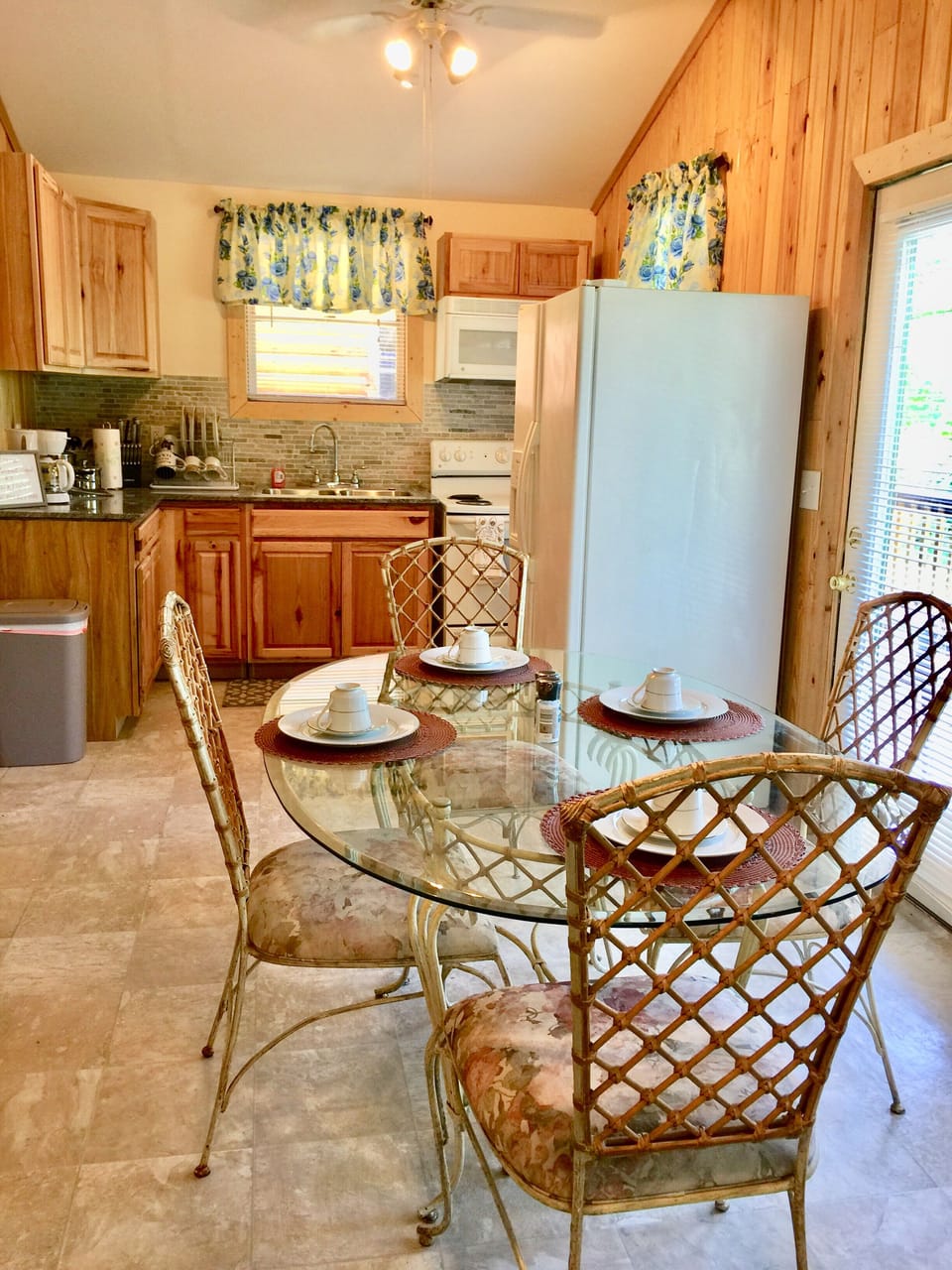 Fully equipped kitchen, hickory cabinets, granite, etc!