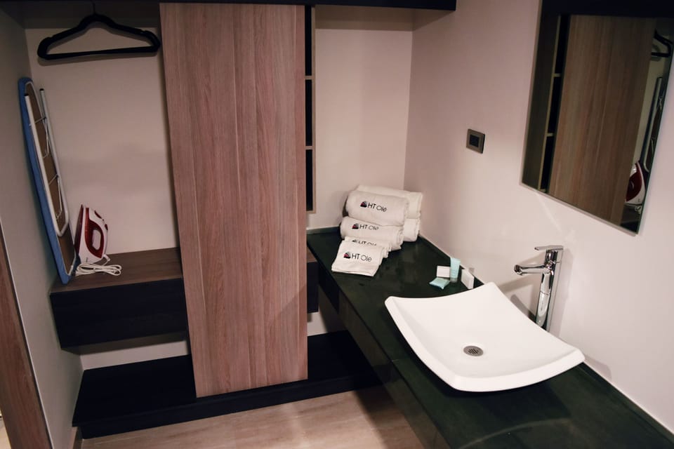 Habitacion Doble Queen | In-room safe, desk, soundproofing, iron/ironing board