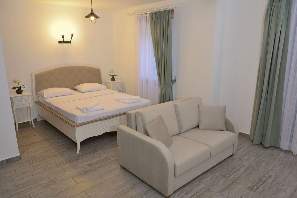 Deluxe Room | Egyptian cotton sheets, premium bedding, desk, blackout drapes