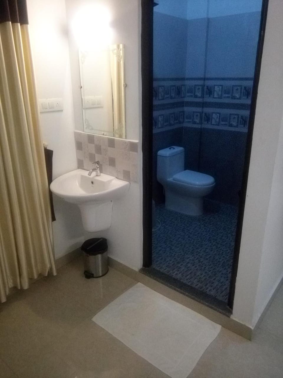 Shower, rainfall showerhead, free toiletries, towels