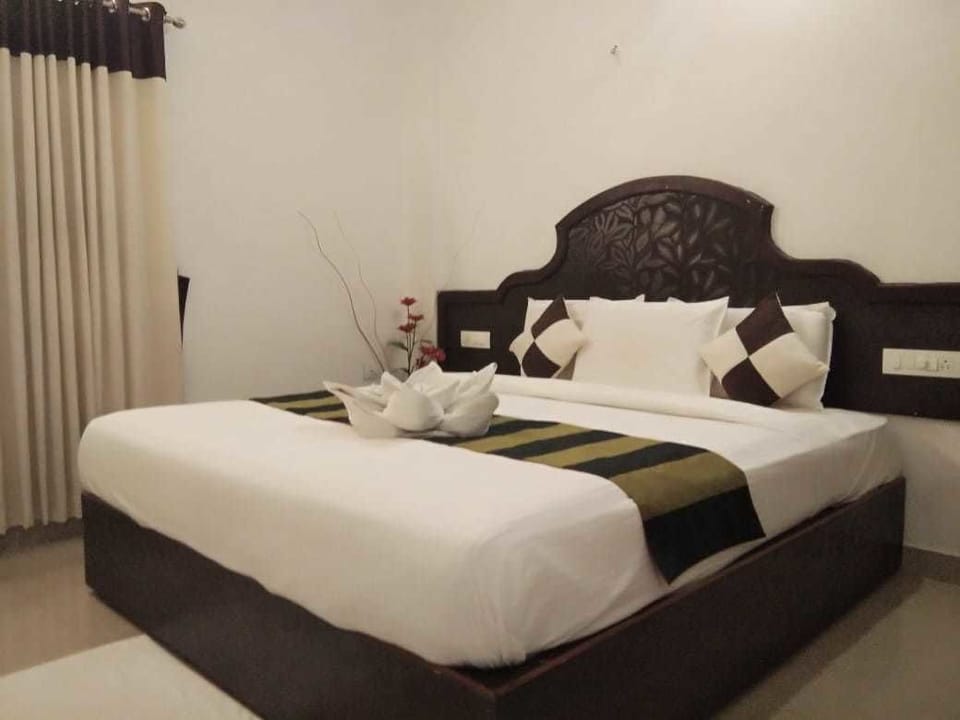 Executive Room, 1 Double Bed, Non Smoking | Individually furnished, desk, soundproofing, free WiFi