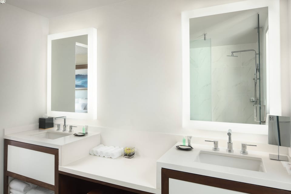 Combined shower/tub, free toiletries, hair dryer, towels