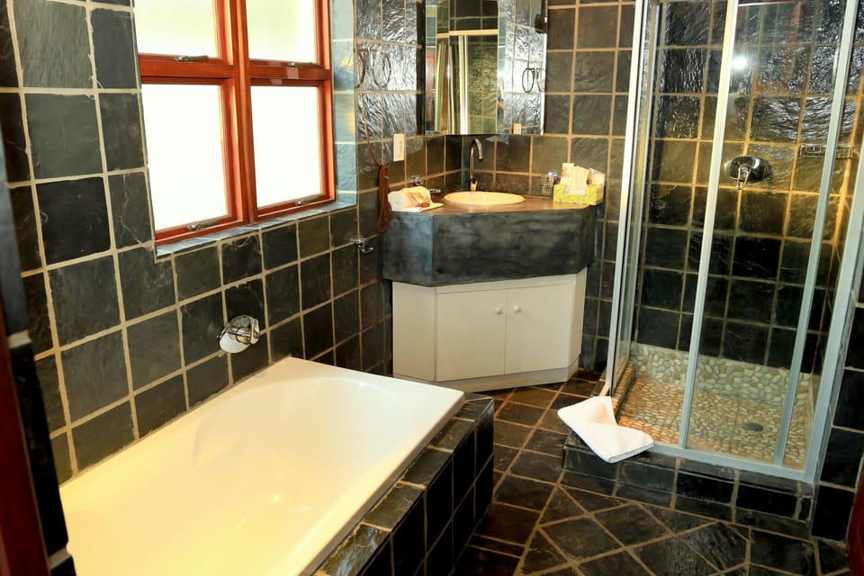 Superior Double Room, 1 King Bed | Bathroom | Hair dryer, towels, soap, shampoo