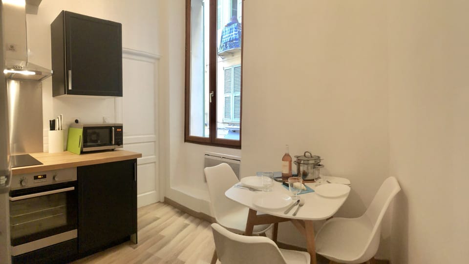 Dining area in the cuisine.