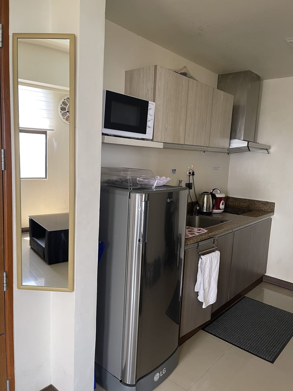 Full-size fridge, microwave, stovetop, electric kettle