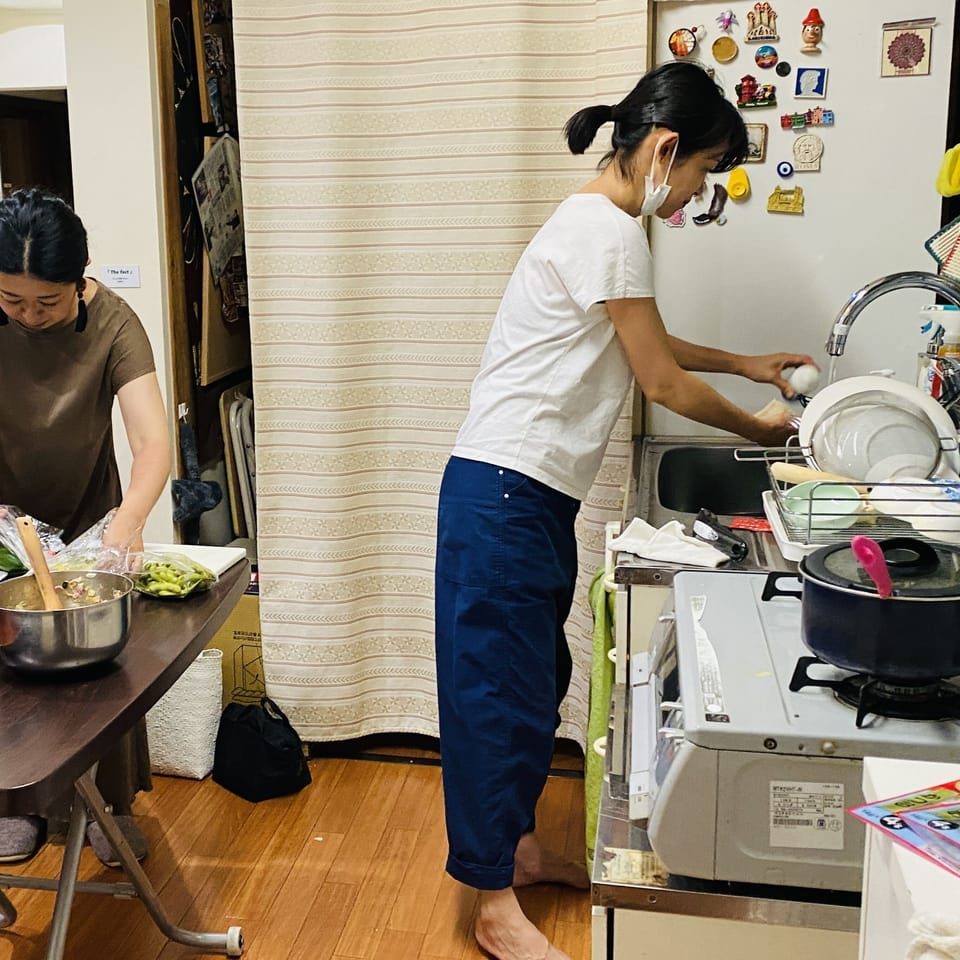 Shared fridge, microwave, cookware/dishes/utensils
