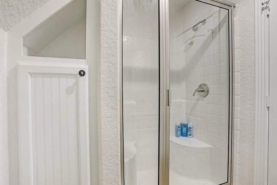 Another view of upstairs full bathroom.