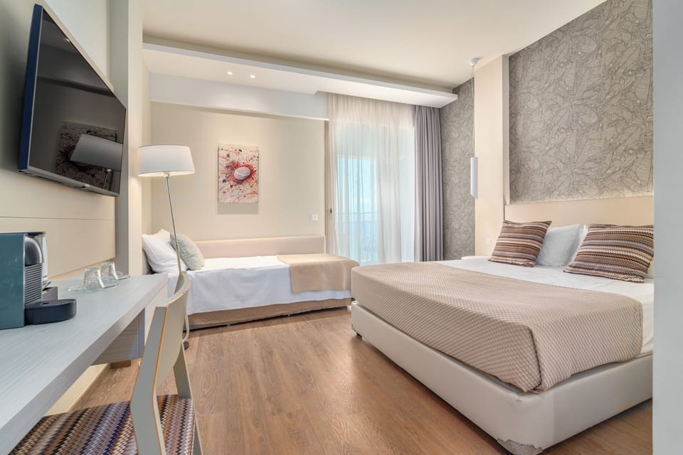 Pillowtop beds, in-room safe, desk, blackout drapes