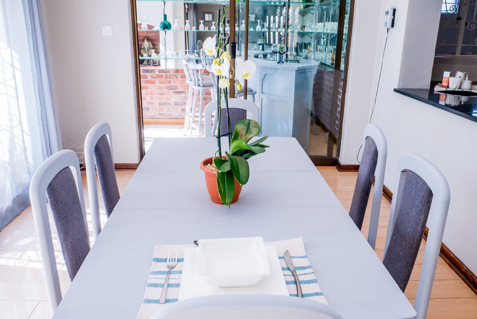 Deluxe House, 4 Bedrooms | In-room dining