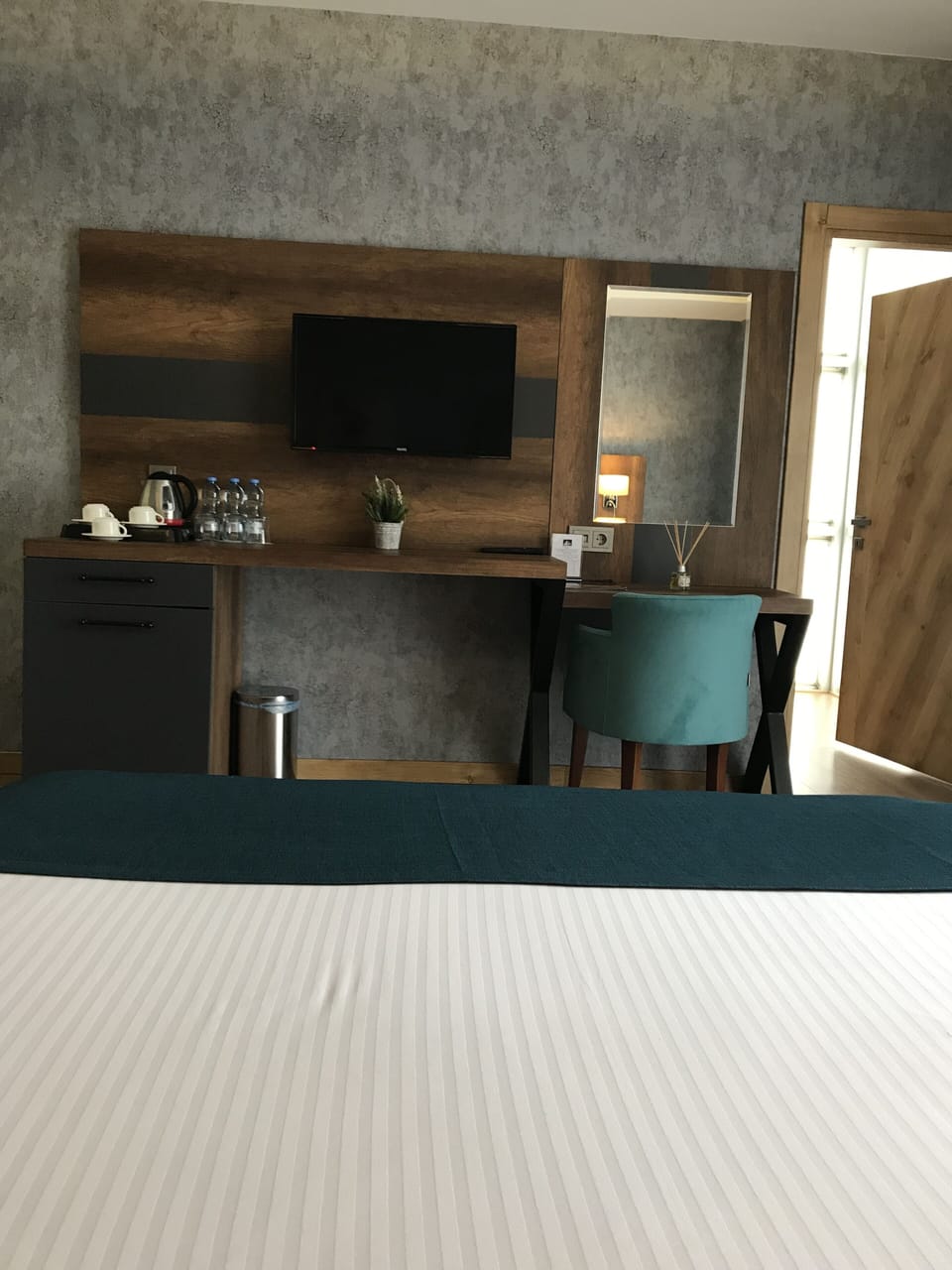 Standard Double Room, Mountain View | Television