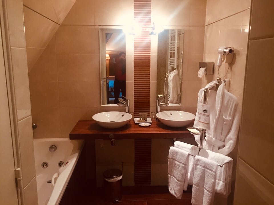 Comfort Double or Twin Room, 1 Queen Bed, City View (CHAMBRE CHARME) | Bathroom | Jetted tub, hydromassage showerhead, free toiletries, hair dryer
