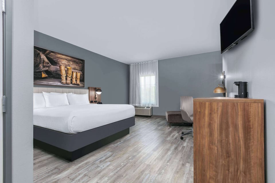 Room, 1 King Bed, Accessible, Non Smoking (Mobility/Hearing, Tub w/Grab Bars) | Premium bedding, Select Comfort beds, desk, blackout drapes