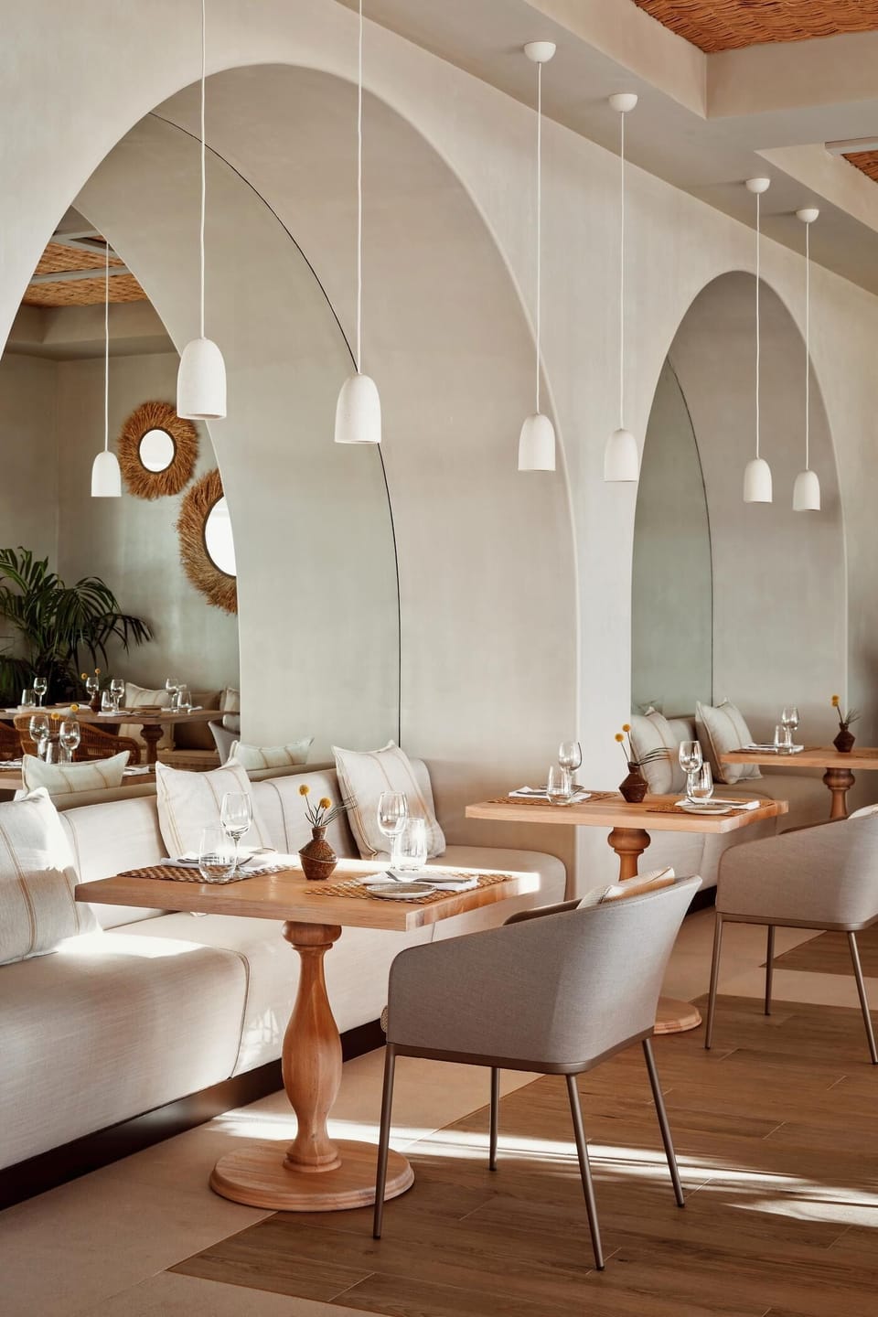 6 restaurants; breakfast, lunch, and dinner served