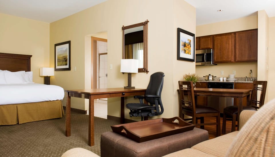 Premium bedding, down comforters, in-room safe, desk