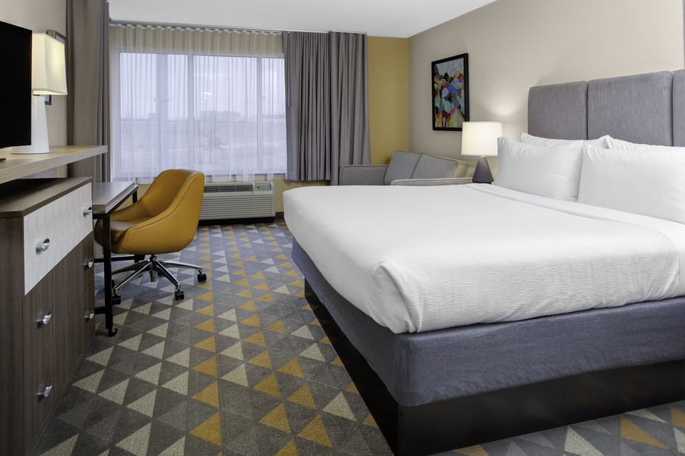 Premium bedding, in-room safe, individually decorated
