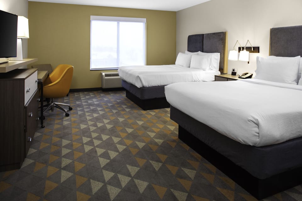 Premium bedding, in-room safe, desk, laptop workspace