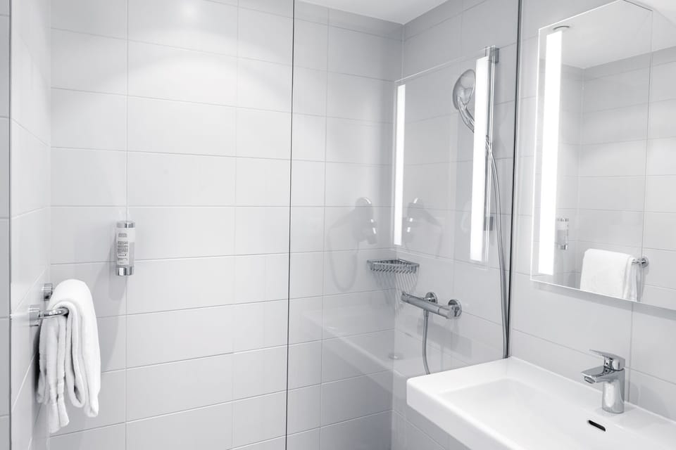 Shower, rainfall showerhead, free toiletries, hair dryer