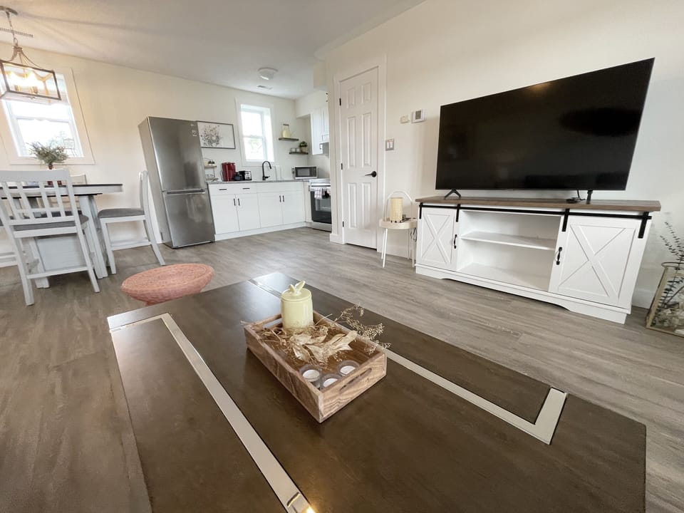 Family Suite, 2 Bedrooms, Kitchen, Bay View | Living area | Smart TV