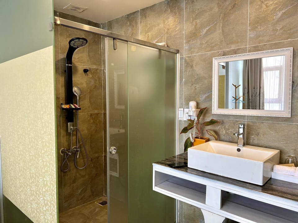 Combined shower/tub, free toiletries, hair dryer, slippers