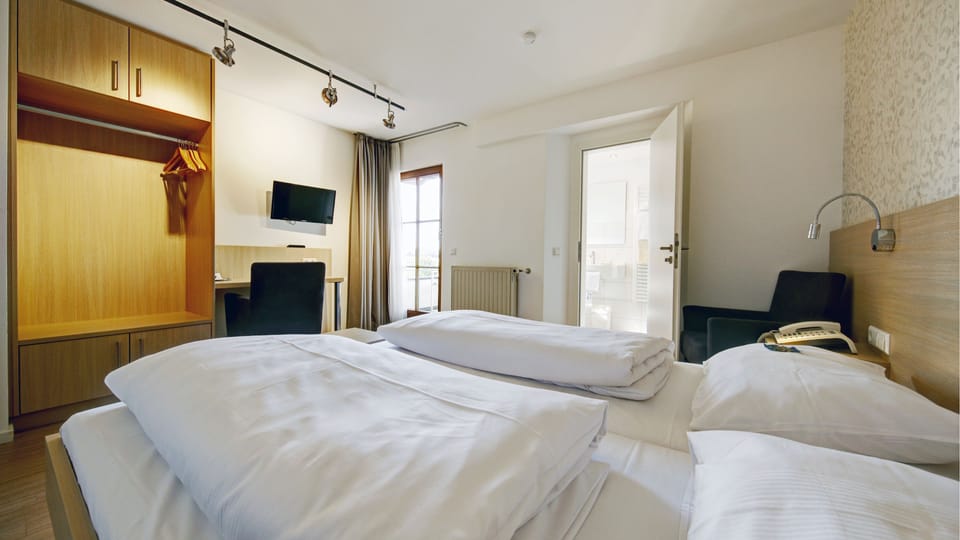 Hypo-allergenic bedding available, WiFi (free), bed sheets