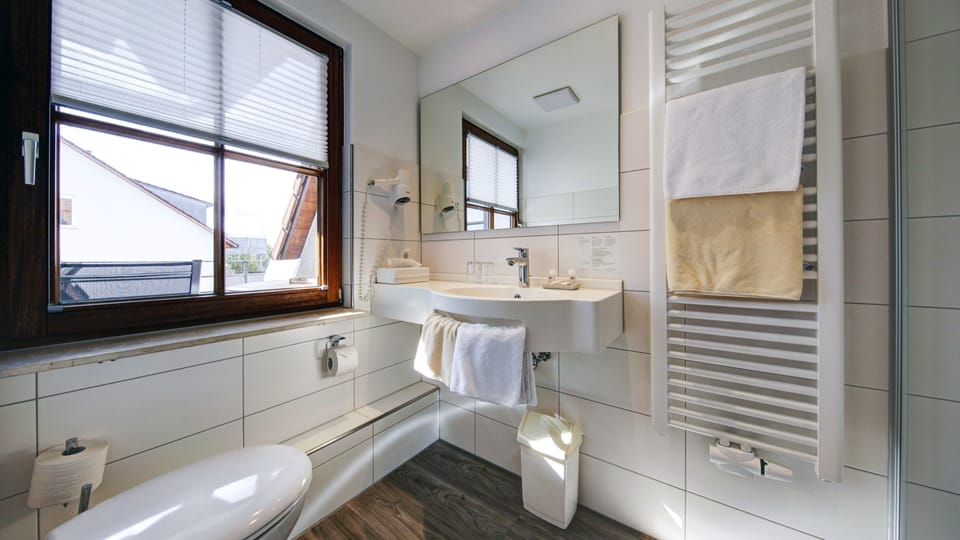 Double Room | Bathroom | Shower, free toiletries, hair dryer, towels