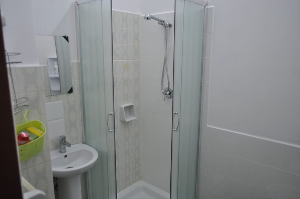 Deluxe Double Room, 1 Queen Bed, Private Bathroom | Bathroom | Shower, rainfall showerhead, free toiletries, hair dryer