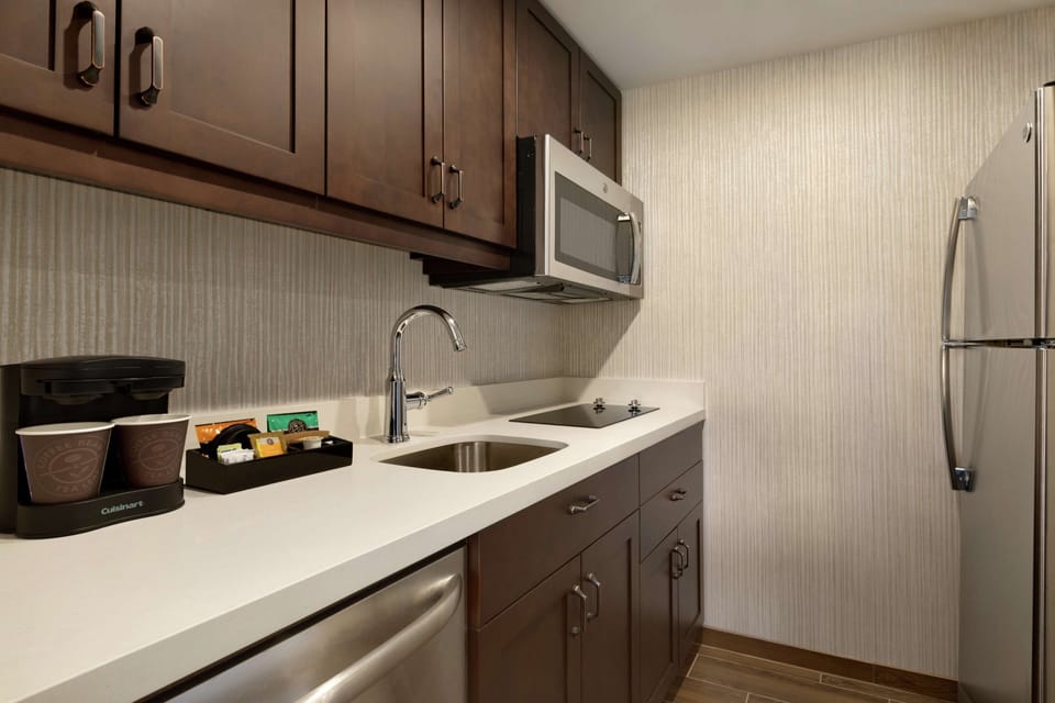 Full-size fridge, microwave, stovetop, dishwasher