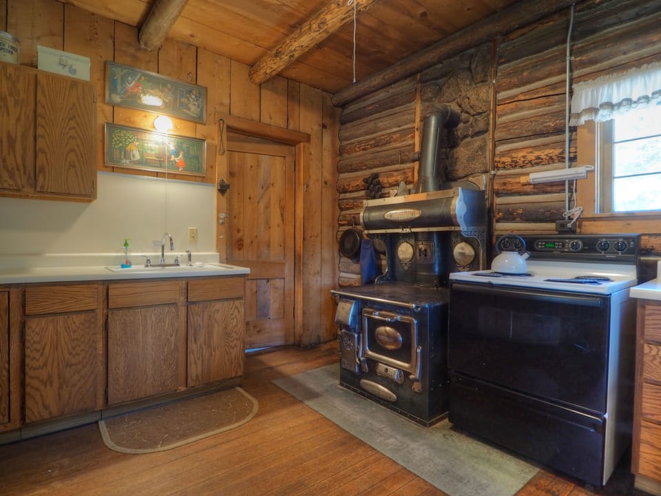 Cabin, 2 Bedrooms | Private kitchen | Coffee/tea maker, fridge, microwave, oven