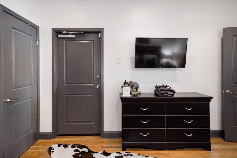 KING SIZE BED + FULL EN SUITE BATHROOM