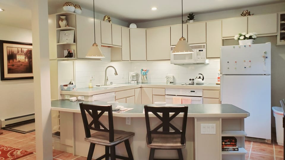 Eating bar at kitchen counter